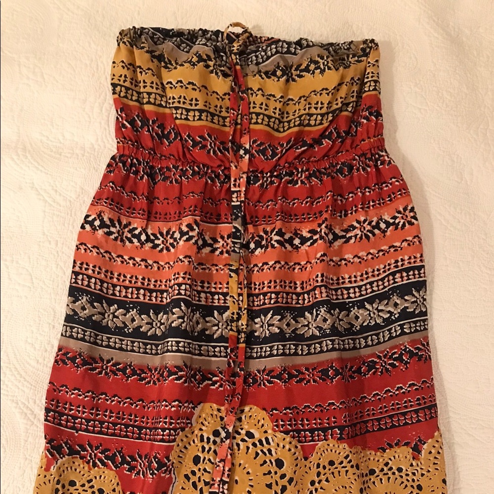 Colorful strapless dress with tie.